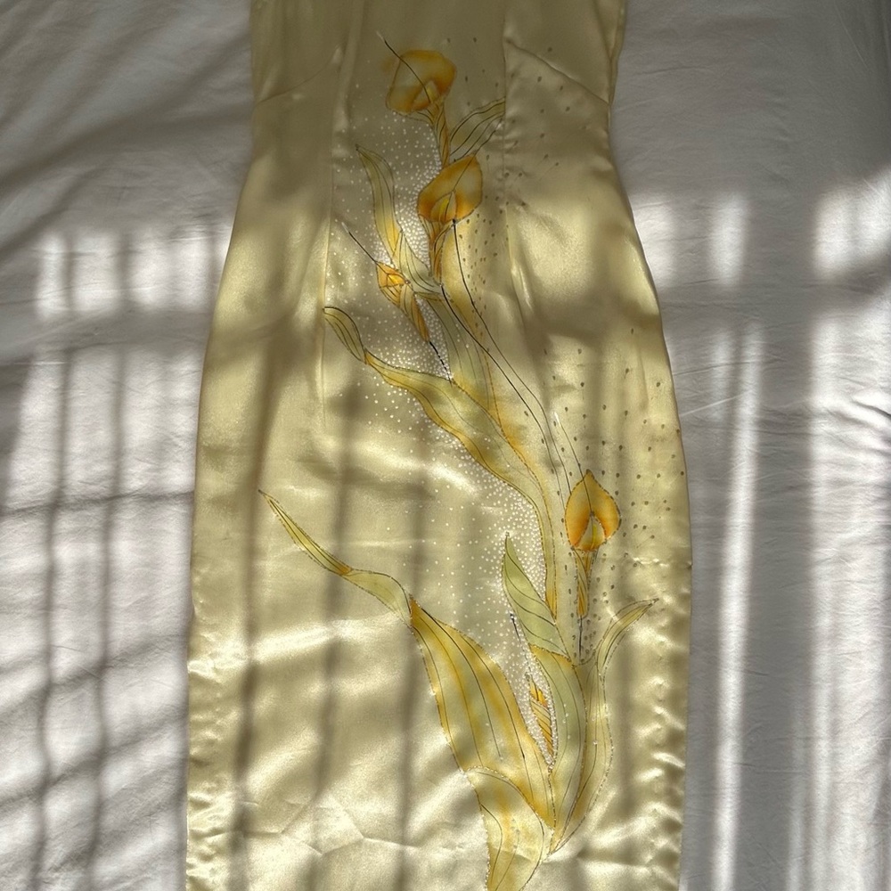 Vintage 90’s Satin Pastel Yellow Traditional Asian Dress With Sparkly Lily’s - Picture 4 of 10